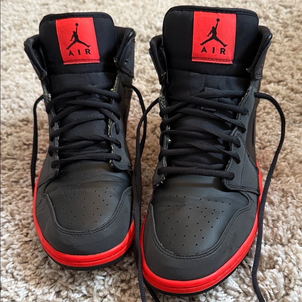 Air Jordan men’s black and red